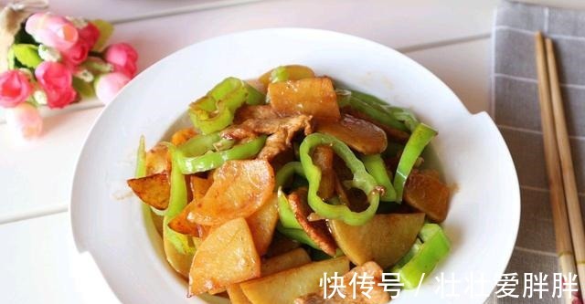 土豆|秋季,土豆别再凉拌了,试试这样炒着吃,荤素搭配,开胃易消化!