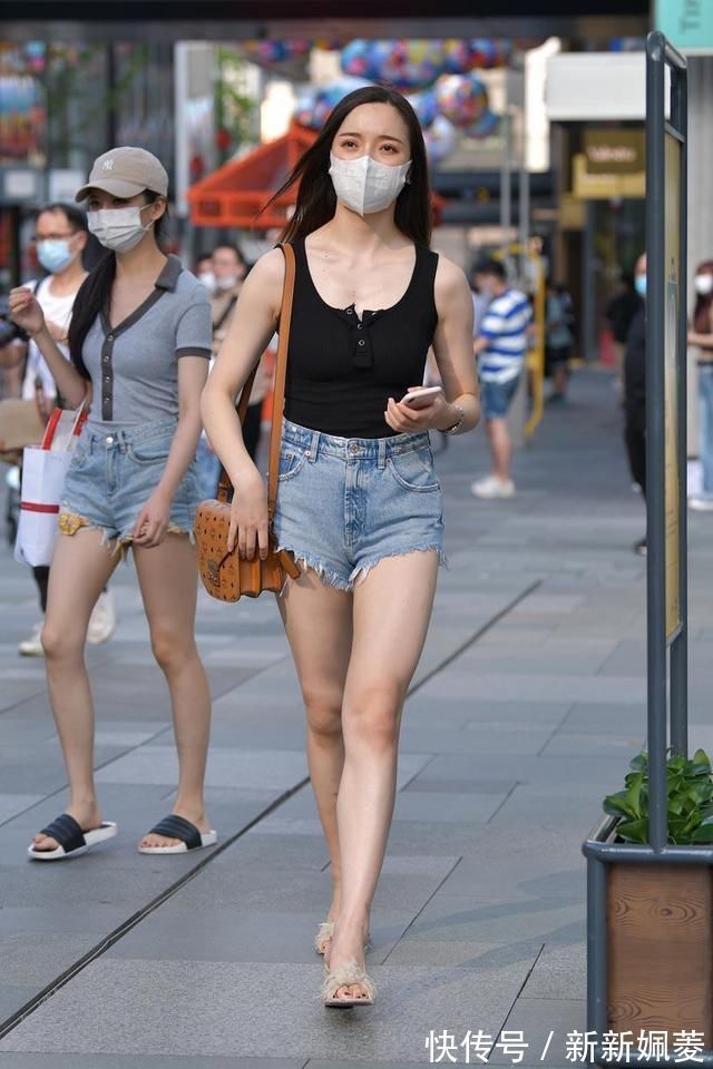 炫黑针织背心搭配流苏天蓝|炫黑针织背心搭配流苏天蓝牛仔短裤,彰显清凉时尚气息