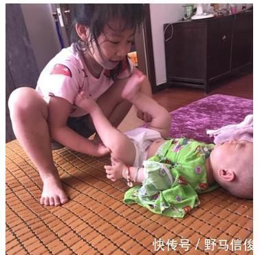 性别|3岁姐姐给弟弟换尿不湿，发现弟弟和自己不一样，反应让人笑抽