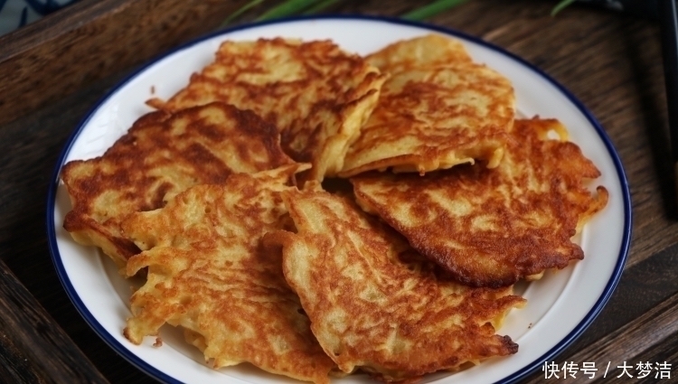 苹果加2个鸡蛋,8分钟做成早餐,又香又软,出锅馋到流口水,真香