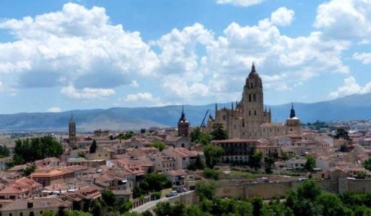 塞哥维亚古罗马输水道，大概建于公元50年前后，迄今完好