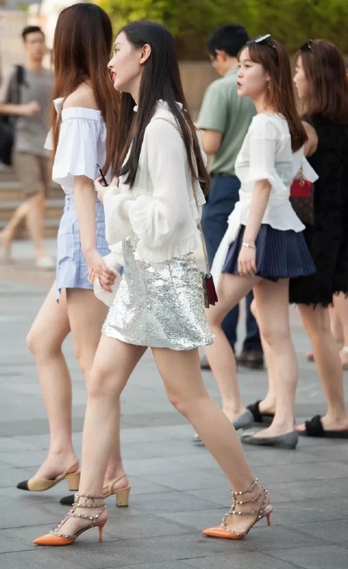 与闺蜜一双高跟鞋搭配出街,尽显时尚魅力