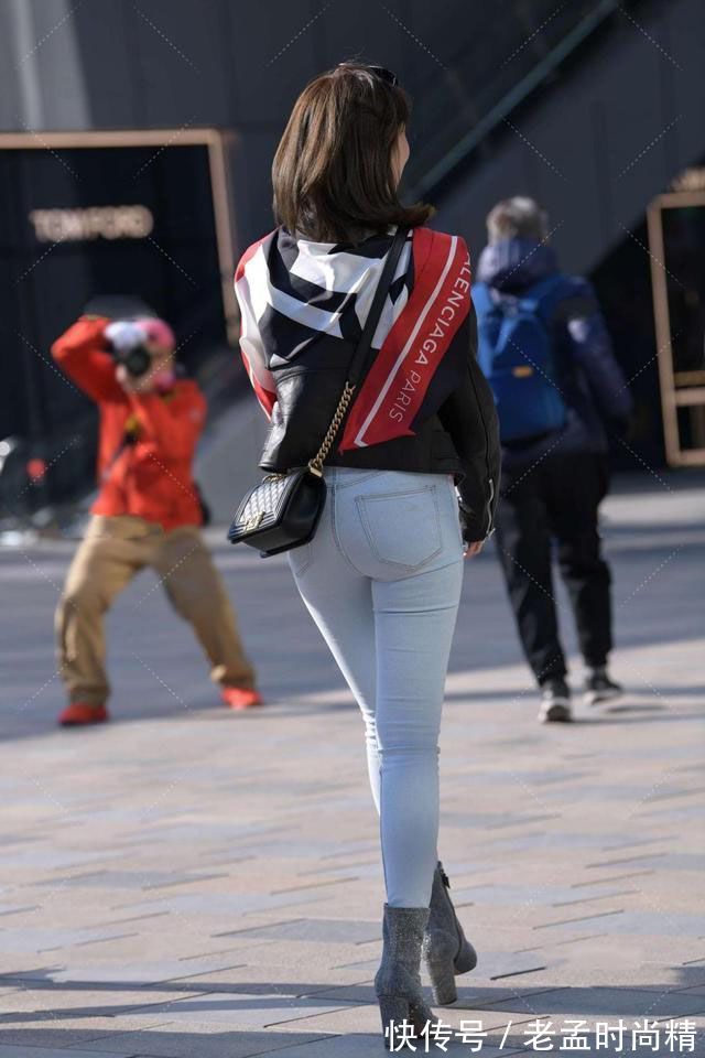 皮衣 黑色机车夹克外套,搭配浅蓝色紧身牛仔裤,简单时髦更显气质