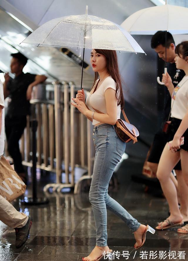 小白 简约方便的连衣裙装扮穿上更美观,让时尚美女爱不释手