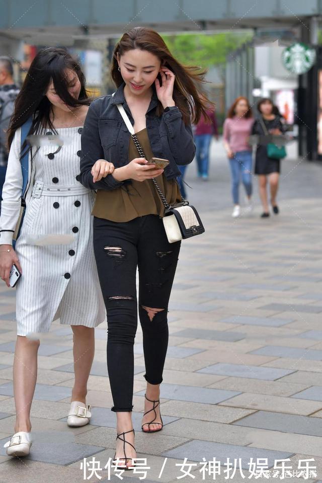 小款牛仔外套,搭配黑色破洞裤,休闲又不失时尚