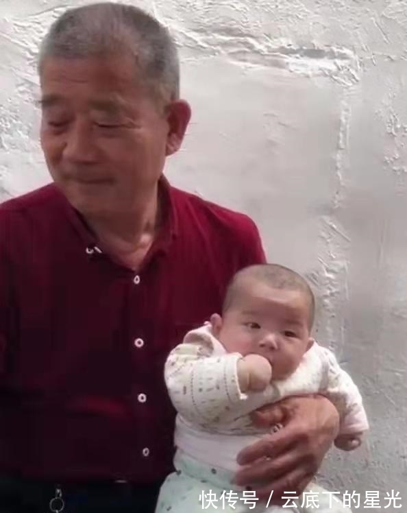 高龄产妇|67岁生宝宝:天赐2周岁生日直播,爸爸全程出镜带货,妈妈好年轻