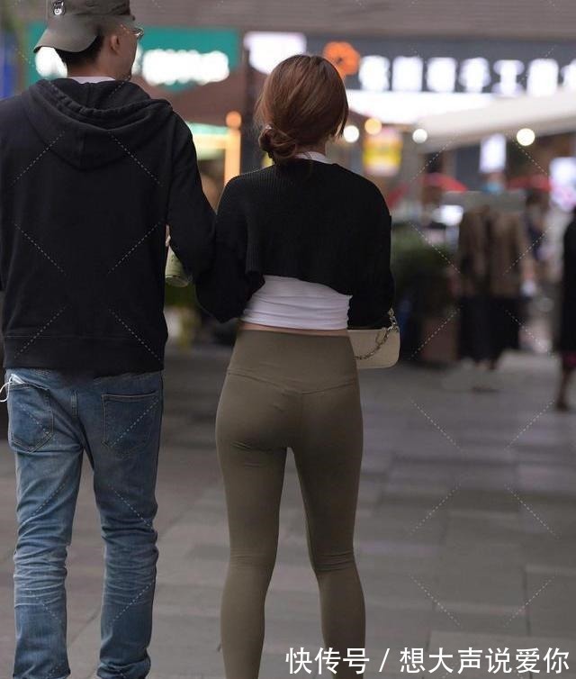 百搭裤 白色打底搭配深色修身裤,修身高挑,活泼减龄,充满动感!