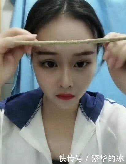 画风|抖音女孩直播卸妆,嘴里却塞的卫生纸,画风“清奇”