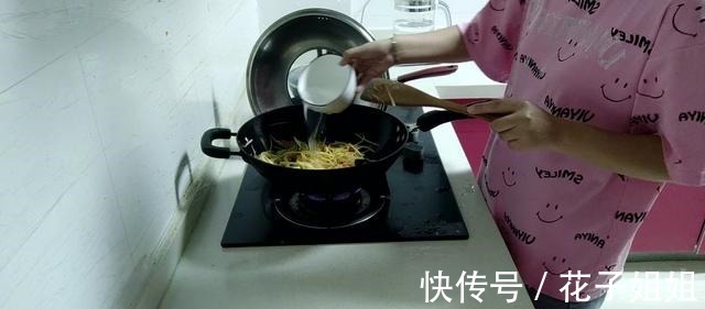 美食|1个土豆加1个西红柿就能做成一道好吃的美食，想吃就来跟我一起做！