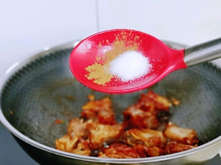 懒人版|懒人版排骨焖饭快速做法，米饭排骨蔬菜一锅端，吃一次就上瘾