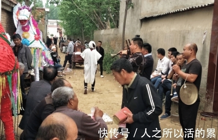 先辈!俗语:雨打棺十年酸,雨洒坟出贵人,出殡下葬遇下雨究竟好不好?