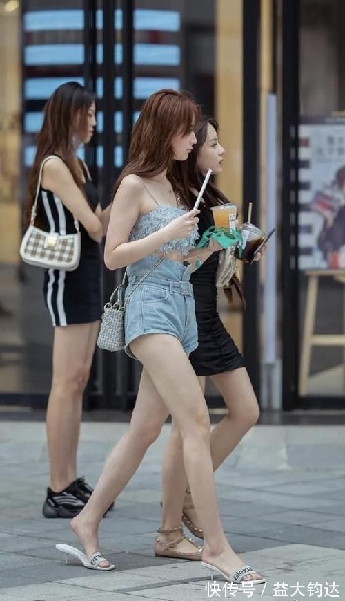 毛衣 高腰吊带“毛衣”,搭配高腰牛仔短裤,更显身姿曼妙