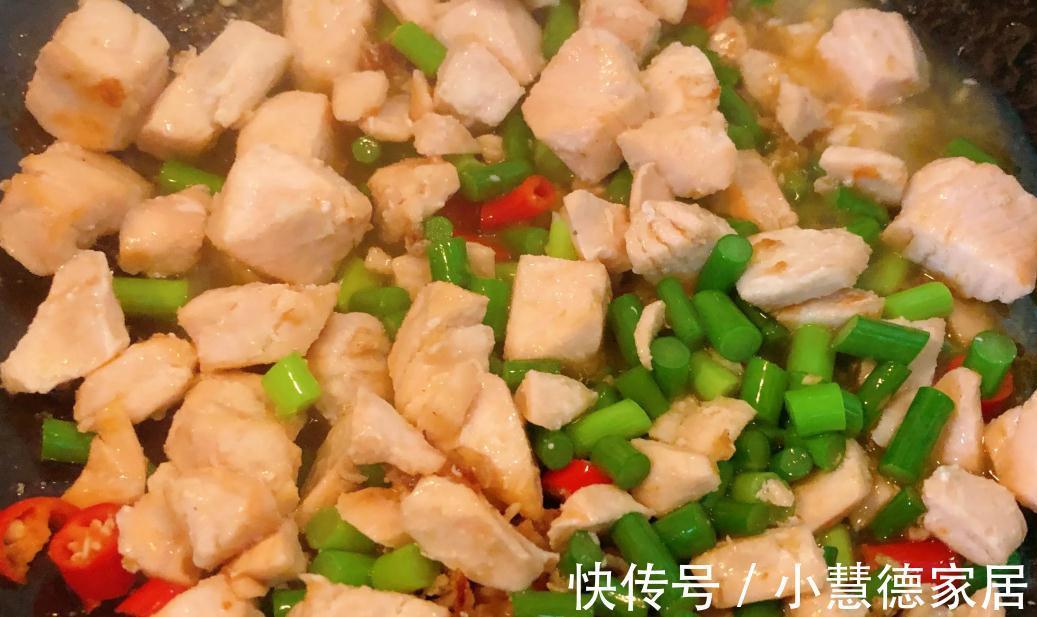 炒饭|好吃又美味的三文鱼炒饭,做这个炒饭,我特意买了几个鲜柠檬