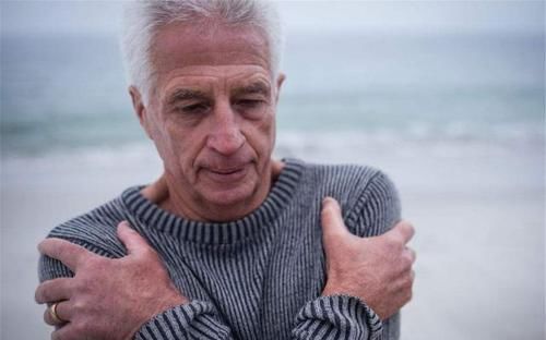 热水泡脚|脚后跟容易出现“干裂”,可能是几个原因导致,可别忽视了