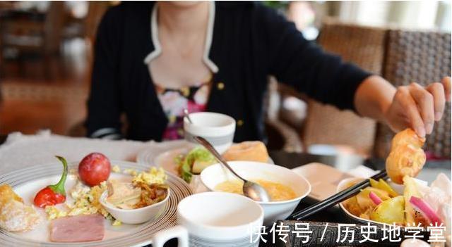 食物|医生劝告：早上空腹的时候，别碰2种食物！再饿也不行