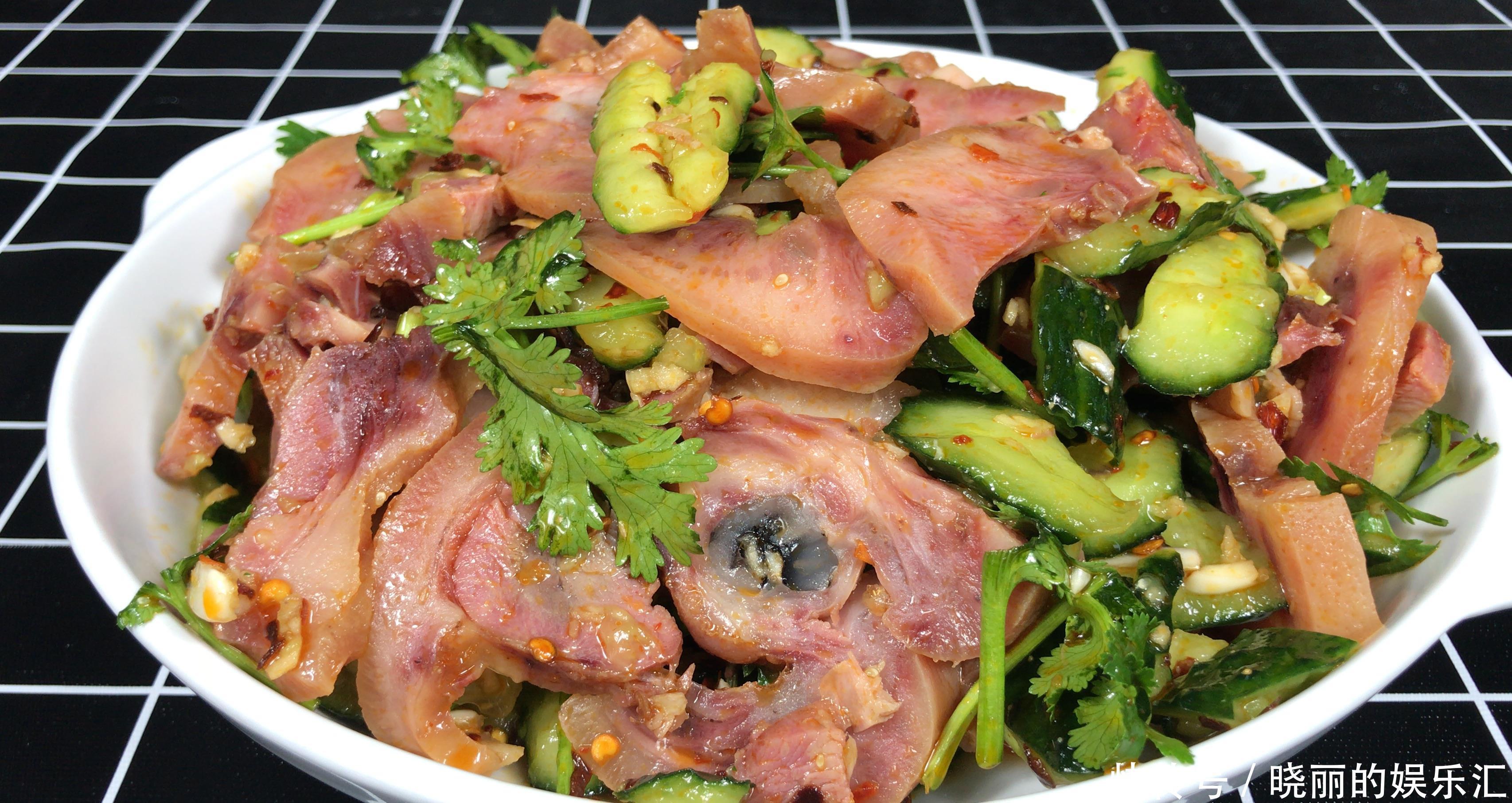 东北经典下酒凉拌菜,猪头肉拍黄瓜,肥而不腻清脆爽口