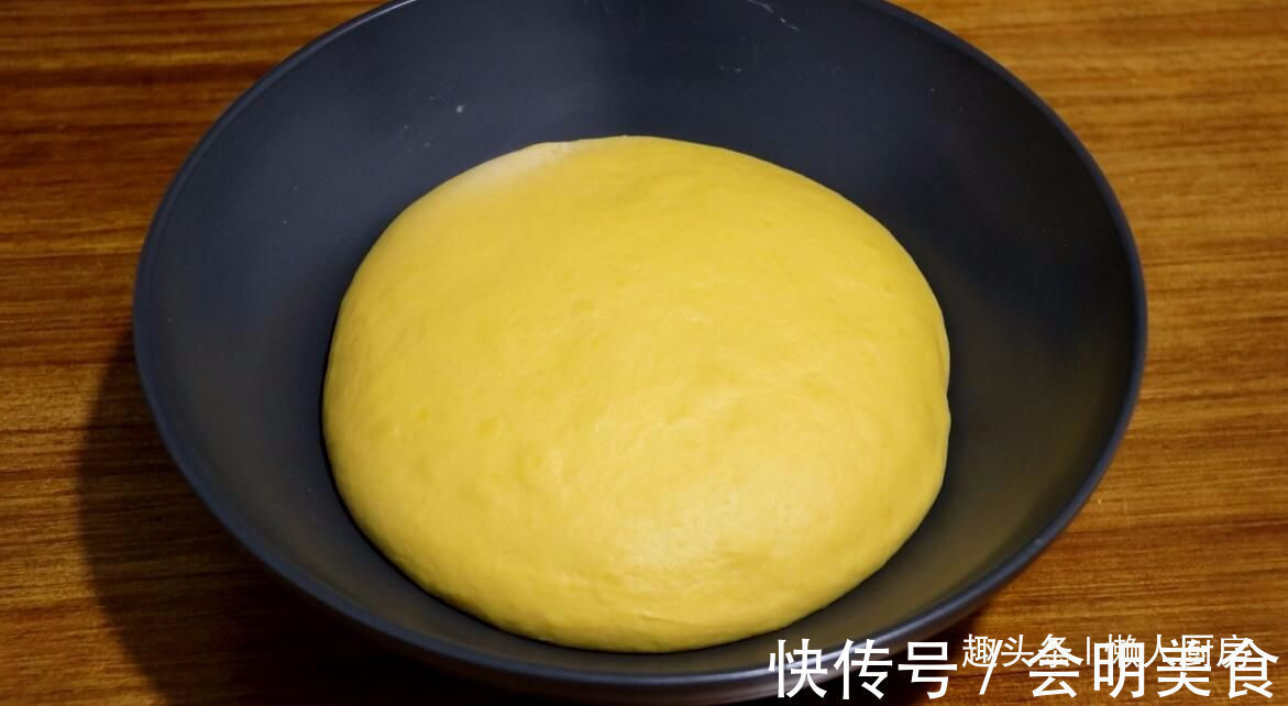 一块南瓜，一碗面粉，教你用电饭锅做好吃的南瓜花卷，比蒸的好吃