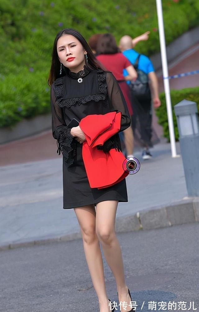 小姐姐 今秋流行的裙装搭配，高级感十足，黑色鱼嘴高跟鞋为气质加分！