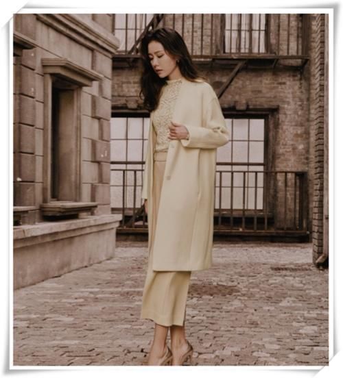 中年 大地色不止属于秋冬,开春也能穿,气质上很优雅