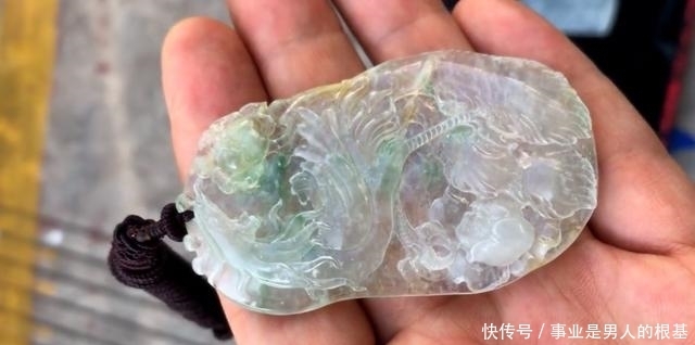 网友2000元买了个奇形怪状的大马坎翡翠原石,切出一对龙凤牌