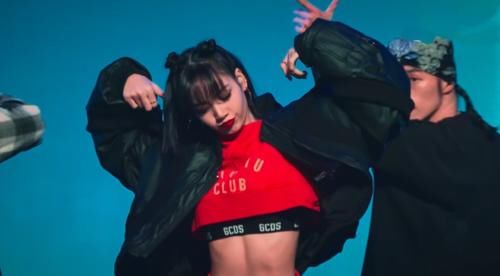 《青3》开播，吴世勋好友自嘲吓到腿软，选手看Lisa跳舞落泪被吐槽太母