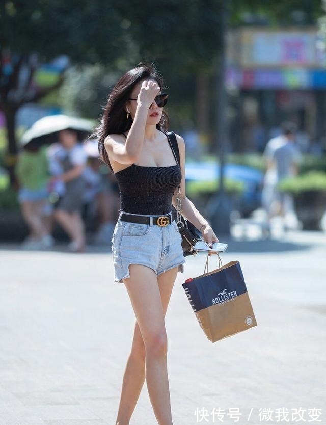 腰际 精致的印花瑜伽裤穿搭,换上了富有设计感的裙型,更显质感!