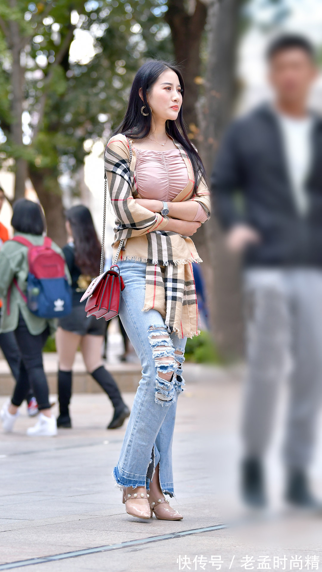 小衫 秋季运用披肩,让简单的穿搭变得时髦起来,穿出优雅又温馨的美