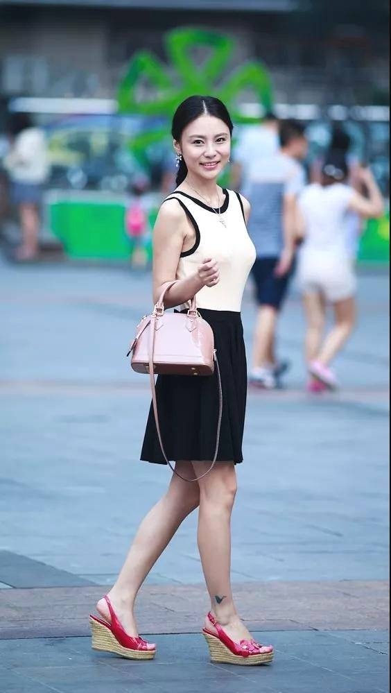 街拍|身材高挑的美女，白色上衣搭配黑色裙，看起来特别有气质