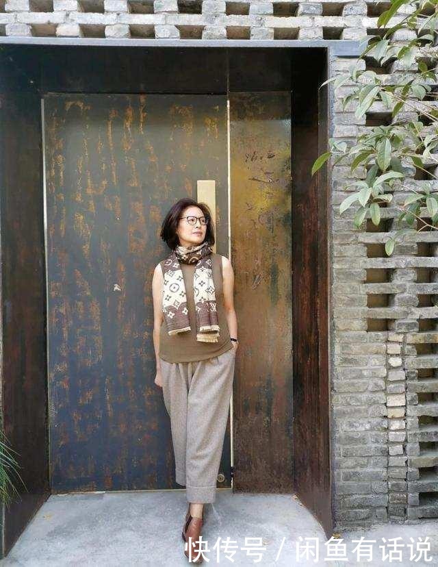 女人|女人上了年纪,出游时别穿得太花哨,试试这么搭,时髦高级更上照