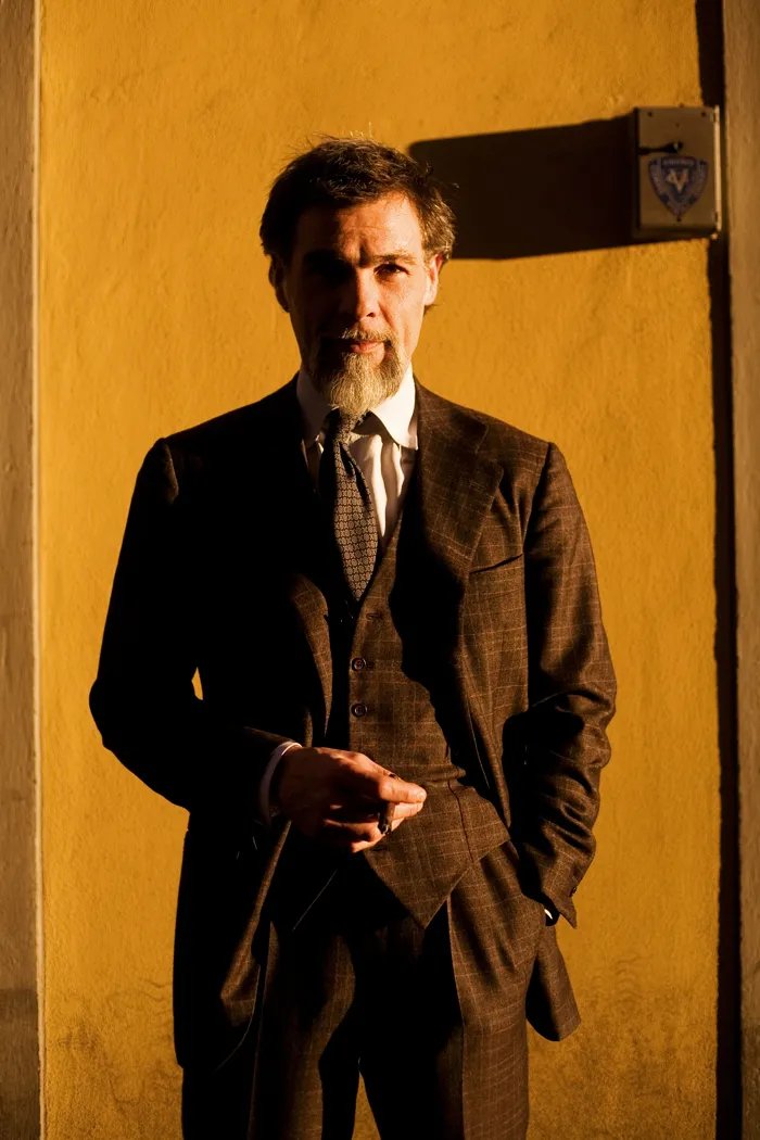 绅装博主有很多，但像 Simone Righi 这么“狂”的还真少见