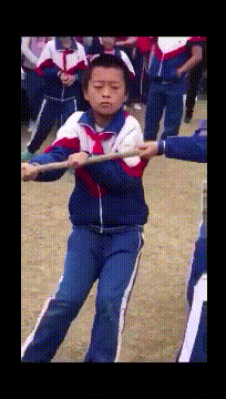 |搞笑GIF趣图:小朋友,拔河比赛呢,你怎么睡着了!