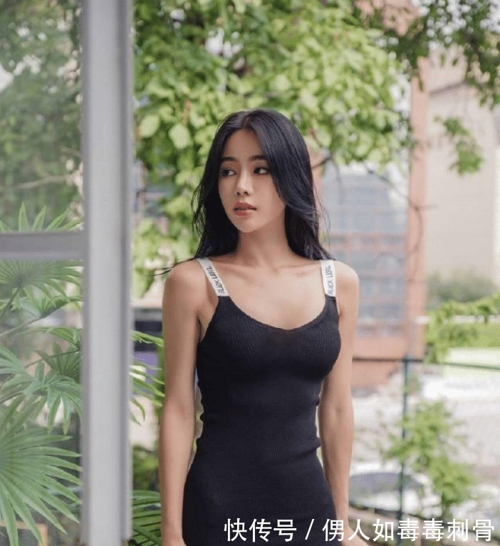 连衣裙 楼下的贵妇嫌天气太热,把连衣裙下摆都撕烂了,这样还能穿出门吗