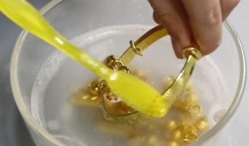 不管金首饰多脏多黑用“水”泡一泡,立马金光闪闪,1克都不掉