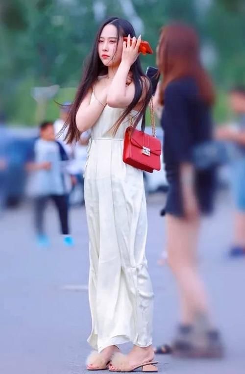 美女穿搭:清凉穿搭个性十足,舒适又时髦的装扮,还真少不了连衣裙