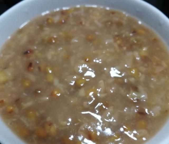 加了绿豆的糯米粥,糯糯香香的,很适合宝宝吃哦