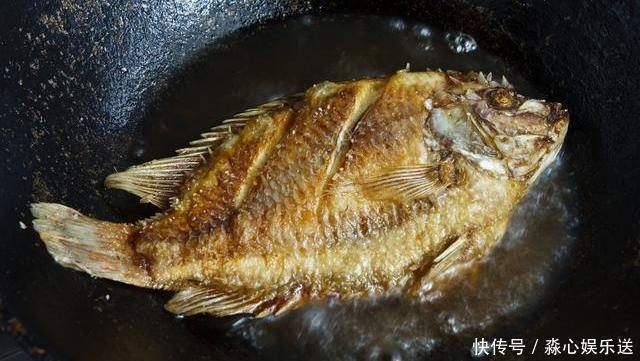  朋友们|煎鱼时，别直接下油锅炸，厨师长教你一招，鱼不粘锅不破皮更美味