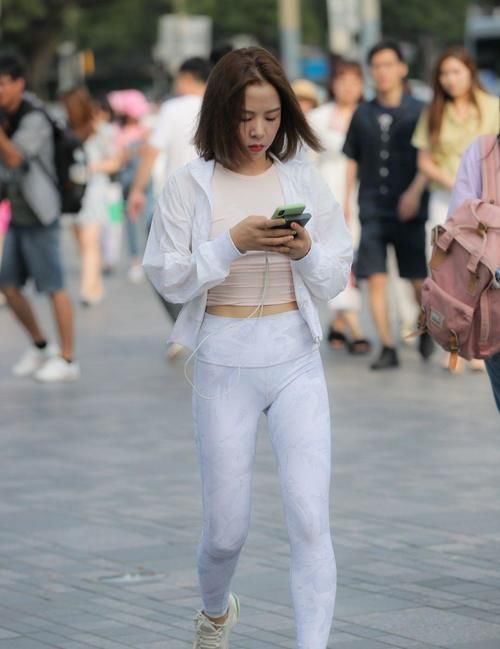 穿搭 敢穿瑜伽裤出行,美女对自己身材非常自信,搭配性感又妩媚