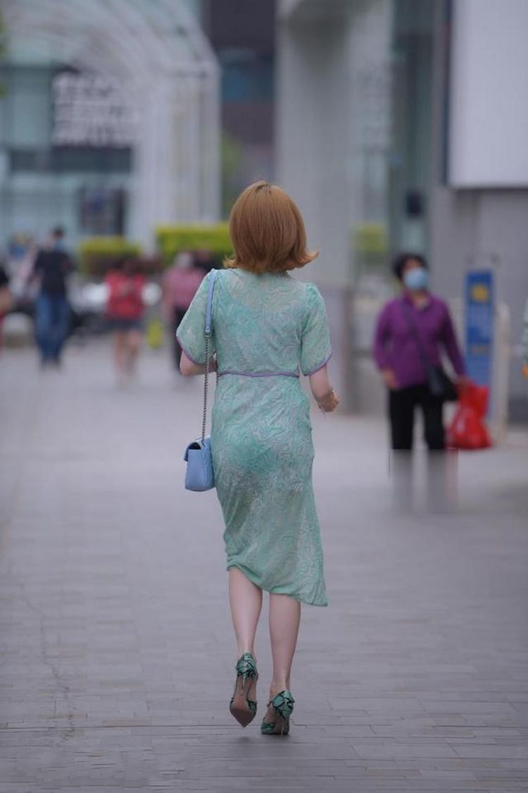 高跟鞋|路人街拍：简约随性的背心裙，打造出时髦感