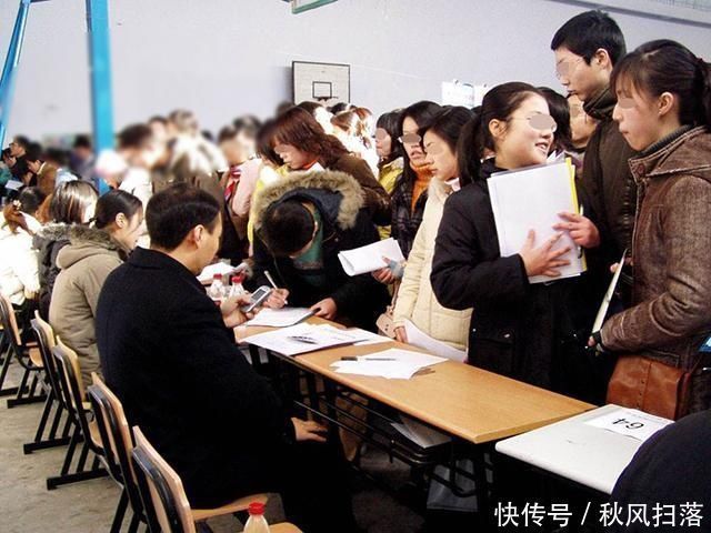 二胎政策|哥哥接妹妹放学总被认成爸爸,哥哥灵机一动,别人再也没认错