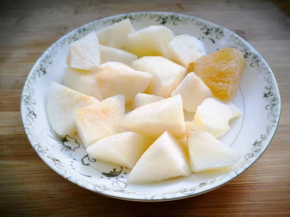 咳嗽|寒冬感冒咳嗽,三种水果煮一锅,是糖水也是药,对小孩久咳很管用