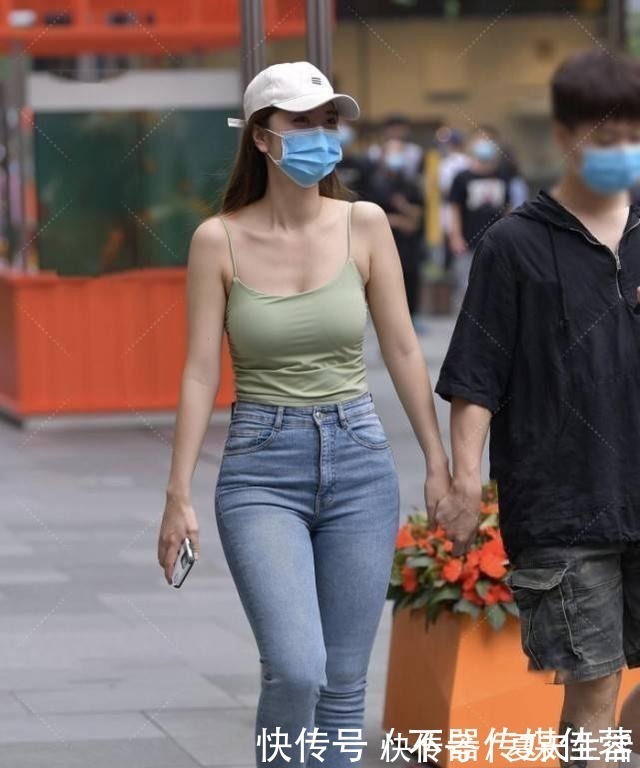 牛仔裤|青春靓丽的小姐姐,绿色上衣搭配修身牛仔裤,简约又时尚