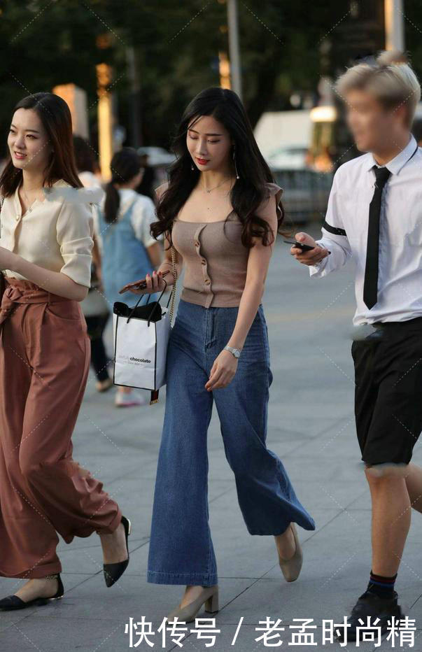 街拍:逛街穿牛仔阔腿裤,充满了简单时尚的感觉