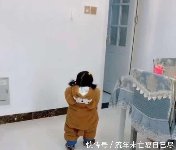 厨房|宝宝跑厨房捣乱,奶爸直接单手拎出来,网友:宝宝是捡来的?