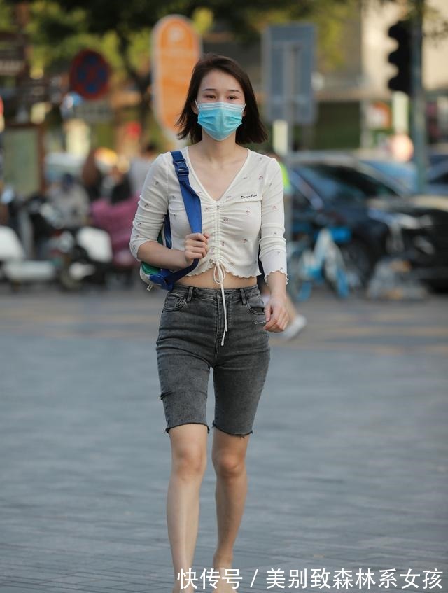小姐姐 夏季清爽又修身的牛仔骑行裤,穿出了年轻的美,时尚有范又好看