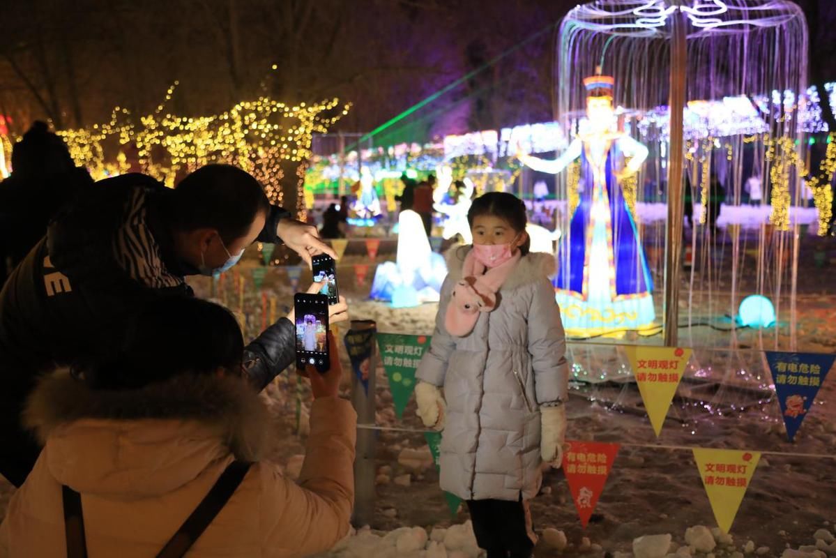 夜经济|新疆博湖：璀璨烟花迎冬奥 “点亮”城市夜经济