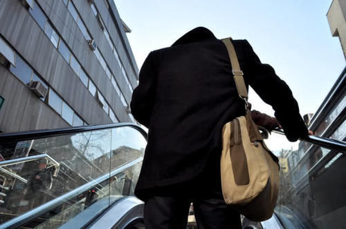 告诫55岁后不能不服老,这8个动作宁少做勿多做,以免损害健康