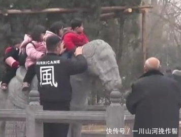 景区游客火爆,千年石马落泪