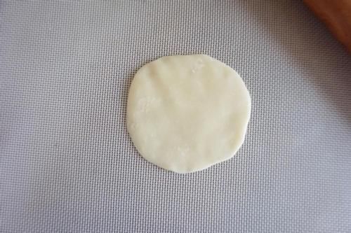  酥到掉渣的蛋黄酥，在家就能制作，成本不到4元钱，比买来的好吃