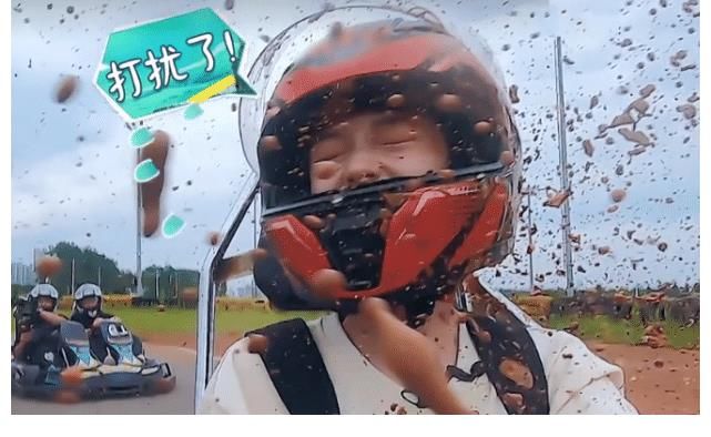 做饭|《中餐厅》遇上挑战，雷雨天在厨房做饭，黄晓明衣服淋湿宁静被吓到