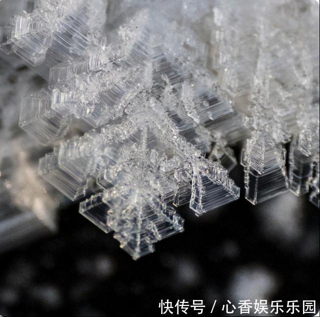 25张俄罗斯神奇的自然照，湖面开满冰花，汽车结冰好像糖葫芦